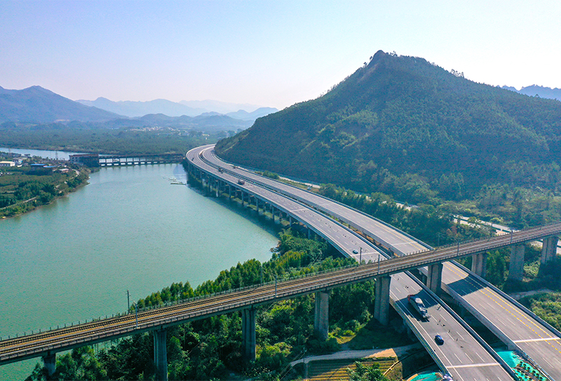 桂林至柳州高速公路改扩建项目